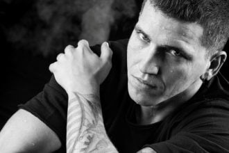 Η μουσική παράσταση "Ζωή εκτός οθόνης", με τον Πατρινό Θοδωρή Νικολάου