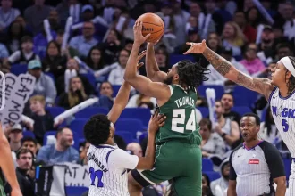 NBA: Οι Μπακς «απέδρασαν» από το Ορλάντο με φοβερό Τόμας, οι Νικς ισοπέδωσαν εκτός έδρας τους Σίξερς