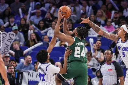 NBA: Οι Μπακς «απέδρασαν» από το Ορλάντο με φοβερό Τόμας, οι Νικς ισοπέδωσαν εκτός έδρας τους Σίξερς