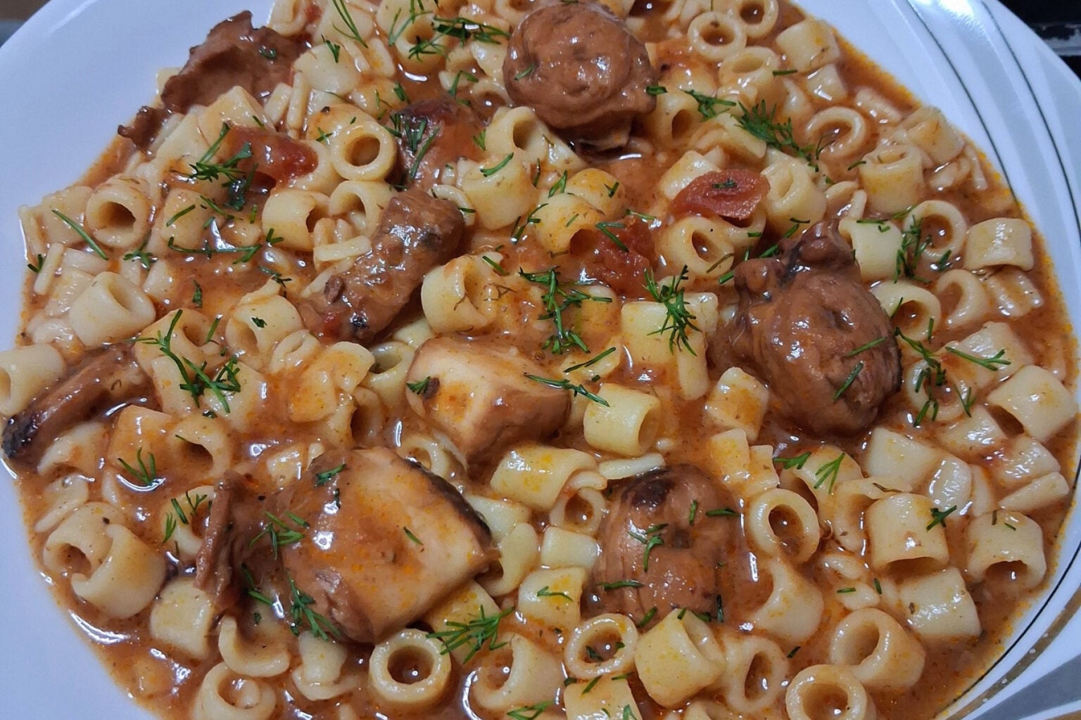 Συνταγή για θράψαλα με μακαρονάκι κοφτό και μελωμένη σάλτσα ντομάτας