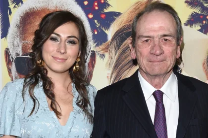 Τόμι Λι Τζόουνς: Αποκαλύφθηκε η αιτία θανάτου της κόρης του που είχε βρεθεί νεκρή σε πολυτελές ξενοδοχείο