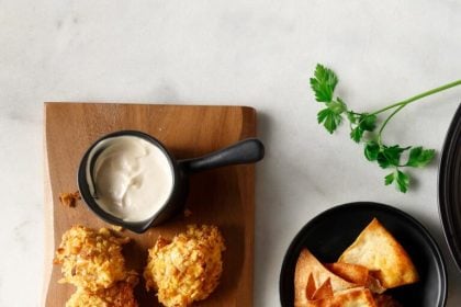 Τραγανό κοτόπουλο πανέ στον φούρνο, με νιφάδες καλαμποκιού και σάλτσα γιαουρτιού