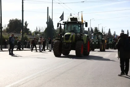 Αγρότες: Αποχώρησαν τα τρακτέρ από το Σύνταγμα