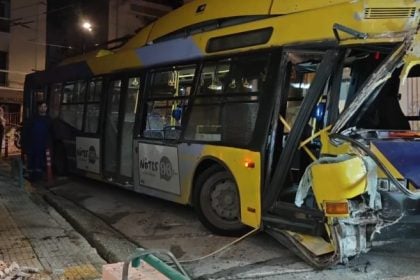 Τρόλεϊ "καρφώθηκε" σε πολυκατοικία – Τραυματίστηκε ο οδηγός