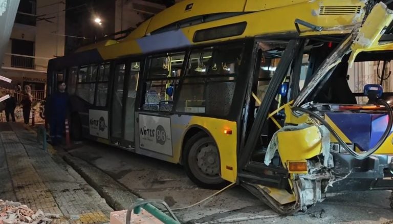 Τρόλεϊ "καρφώθηκε" σε πολυκατοικία – Τραυματίστηκε ο οδηγός