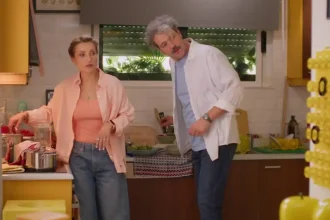 Τρομεροί γονείς: Ο Στέφανος περιμένει μια δημοσιογράφο να του πάρει συνέντευξη για τη σειρά που γράφει