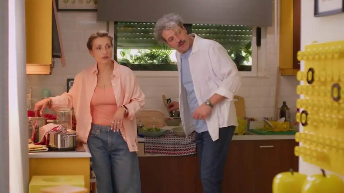 Τρομεροί γονείς: Ο Στέφανος περιμένει μια δημοσιογράφο να του πάρει συνέντευξη για τη σειρά που γράφει