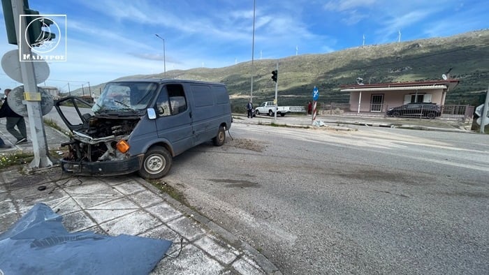 Δυτ. Ελλάδα: Οδηγός κλούβας έπεσε σε κολώνα και εκτινάχθηκε εκτός οχήματος - Απίστευτες εικόνες