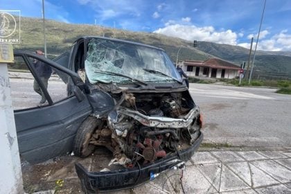 Δυτ. Ελλάδα: Οδηγός κλούβας έπεσε σε κολώνα και εκτινάχθηκε εκτός οχήματος - Απίστευτες εικόνες