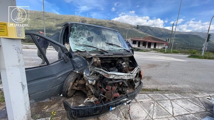 Δυτ. Ελλάδα: Οδηγός κλούβας έπεσε σε κολώνα και εκτινάχθηκε εκτός οχήματος - Απίστευτες εικόνες