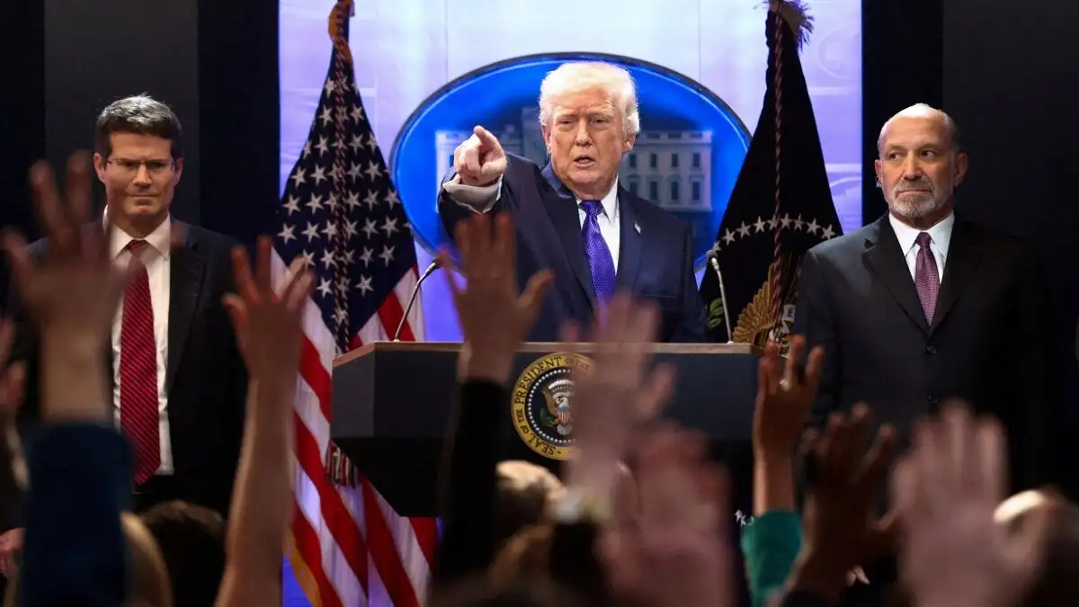 Ο Ντόναλντ Τραμπ ανεβάζει στο 15% τον παγκόσμιο δασμό στα εισαγόμενα προϊόντα