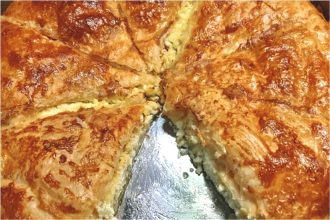 Τυρόπιτα σφολιάτας με σιμιγδάλι