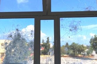 Πάτρα: Έσπασαν με πέτρες τζάμια Γυμνασίου