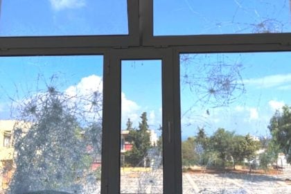 Πάτρα: Έσπασαν με πέτρες τζάμια Γυμνασίου