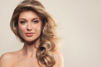 Vanilla Latte Blonde: Το πιο cool χρώμα μαλλιών του φετινού χειμώνα