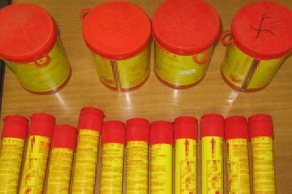 Πάτρα: Έκανε βόλτα με καπνογόνα στο σακίδιο