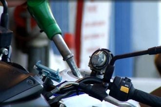 Το παρεμπόριο βάζει λουκέτα στα νόμιμα πρατήρια καυσίμων