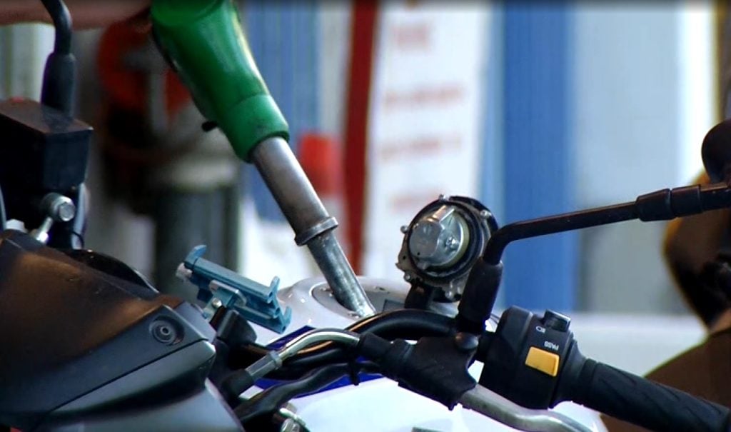 Το παρεμπόριο βάζει λουκέτα στα νόμιμα πρατήρια καυσίμων