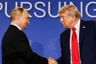 Ο Τραμπ καλεί πάλι τον Πούτιν να βάλει τέλος στον πόλεμο στην Ουκρανία