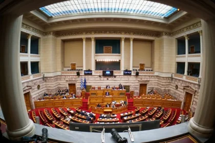 Αντίστροφη μέτρηση για τη Συνταγματική Αναθεώρηση: Οι αλλαγές για υπουργούς, ΑΕΙ, Δημόσιο και το «στοίχημα» της συναίνεσης