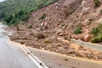 Διακοπή κυκλοφορίας στη Γέφυρα Νέδας εξαιτίας πτώσης βράχων