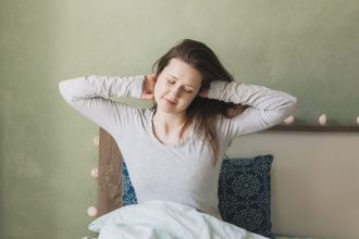 Ύπνος: 5 λόγοι που νιώθετε ζαλάδα όταν ξυπνάτε το πρωί – Τι μπορείτε να κάνετε για να την αποφύγετε