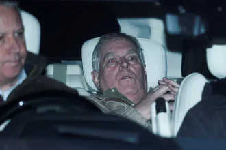 Αφέθηκε ελεύθερος ο Άντριου - Σοκαρισμένος φεύγει από το Τμήμα ο έκπτωτος πρίγκιπας