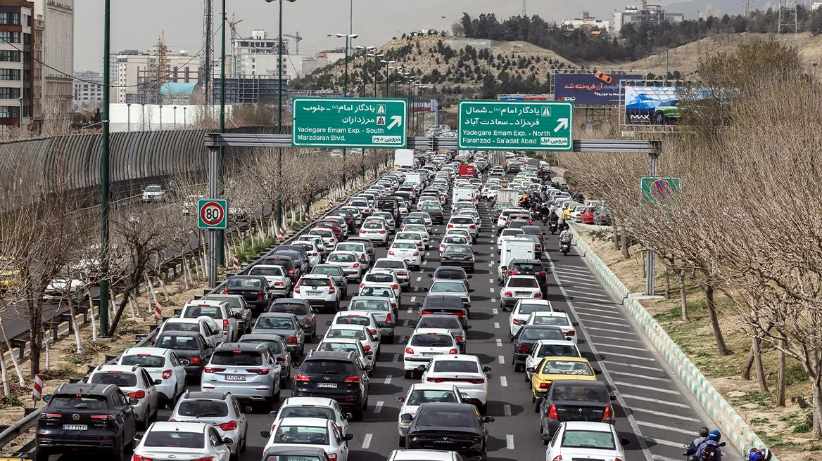 Εγκαταλείπουν μαζικά την Τεχεράνη οι Ιρανοί: Ουρές σε σούπερ μάρκετ και βενζινάδικα, δείτε βίντεο και φωτογραφίες