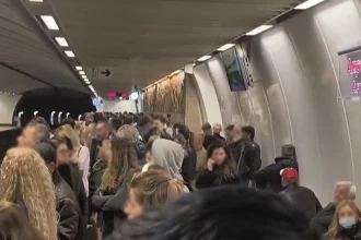 Αναστάτωση στο Μετρό: Νεαρά άτομα τράβηξαν τον μοχλό κινδύνου σε συρμό