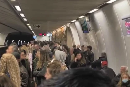 Αναστάτωση στο Μετρό: Νεαρά άτομα τράβηξαν τον μοχλό κινδύνου σε συρμό