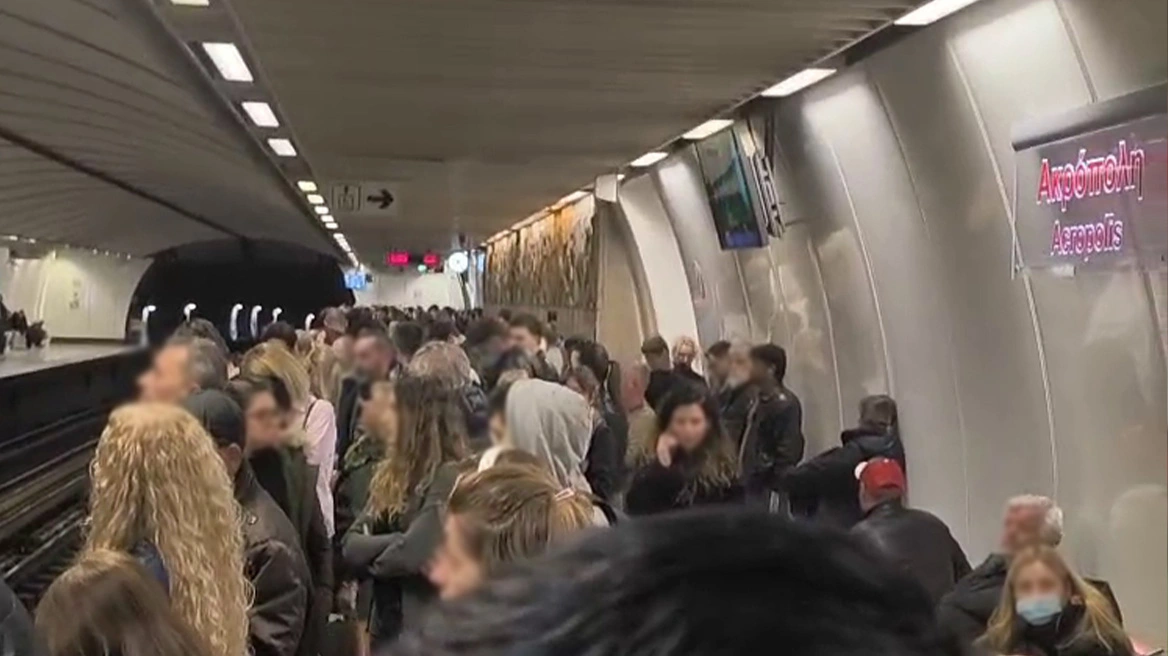 Αναστάτωση στο Μετρό: Νεαρά άτομα τράβηξαν τον μοχλό κινδύνου σε συρμό