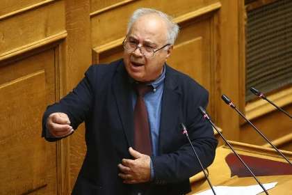 Το ΠΑΣΟΚ διέγραψε τον βουλευτή Παρασκευαΐδη μετά τις απαράδεκτες δηλώσεις του για συγκυβέρνηση και με... δικτατορία