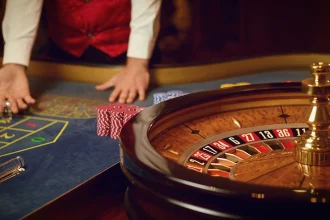 Πρόστιμα έως 800.000 ευρώ, αυτόματο «κλείδωμα» ιστοτόπων και κάθειρξη έως 10 έτη: Όλα όσα προβλέπει το νομοσχέδιο για τον παράνομο τζόγο