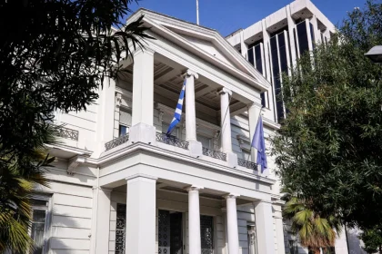 Το ΥΠΕΞ απαντά στον Λαβρόφ: Δεν μπορούσαμε να μην στηρίξουμε την Ουκρανία, επιθυμούμε την αποκατάσταση των σχέσεων με τη Ρωσία