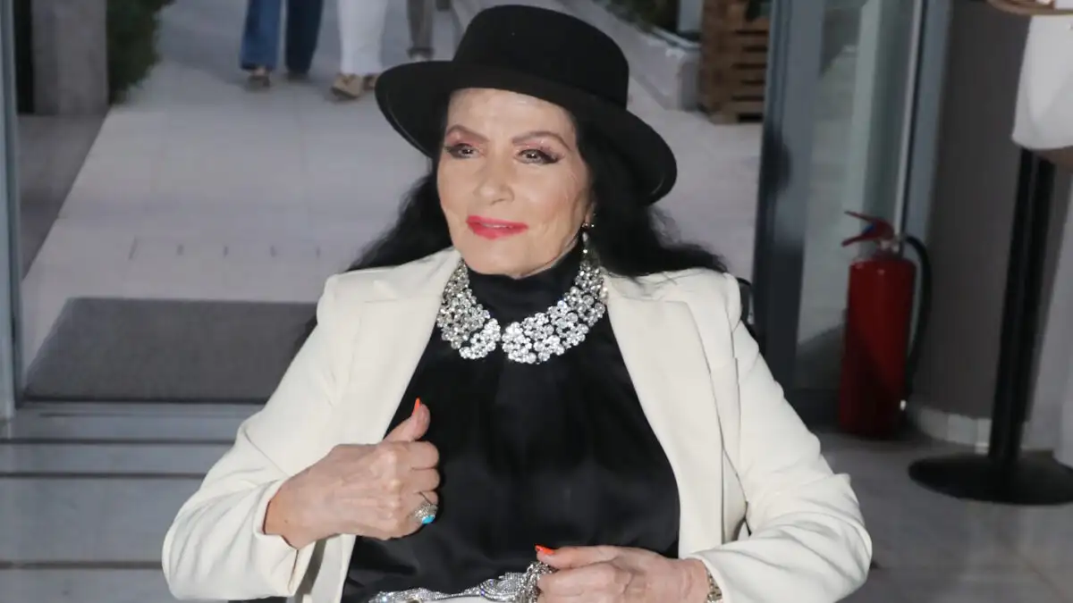 Ζωζώ Σαπουντζάκη: «Είμαι καλά, είμαι στο σπίτι μου, μην πιστεύετε αυτά που διαβάζετε»