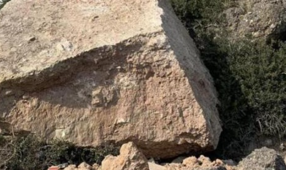 Ηλεία: Βράχος απειλεί να πέσει σε σπίτια στο Κατάκολο - ΦΩΤΟ