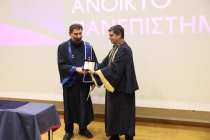 Το Ελληνικό Ανοικτό Πανεπιστήμιο αναγόρευσε τον Γιάννη Οικονομίδη σε Επίτιμο Διδάκτορα 