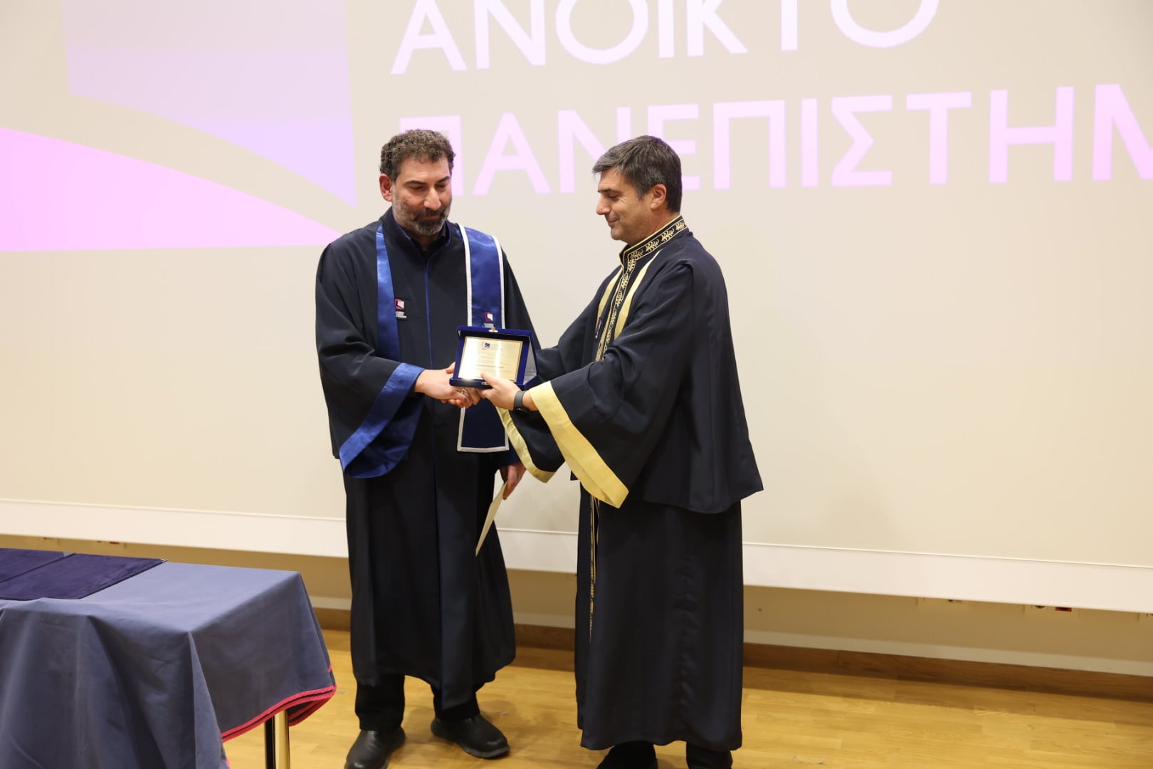 Το Ελληνικό Ανοικτό Πανεπιστήμιο αναγόρευσε τον Γιάννη Οικονομίδη σε Επίτιμο Διδάκτορα 