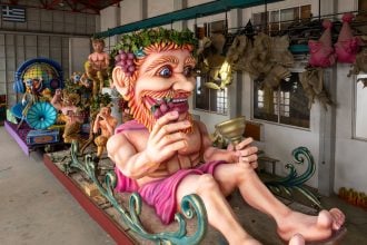 Πατρινό Καρναβάλι 2026: Ο Βασιλιάς «Διόνυσος» και τα άρματα που θα τον ακολουθήσουν (ΦΩΤΟ)