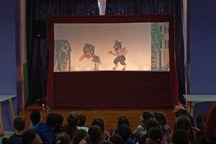 Ο Καραγκιόζης και ο Καρνάβαλος Διόνυσος πήγαν στα δημοτικά σχολεία χαρίζοντας απλόχερα γέλιο στους μαθητές