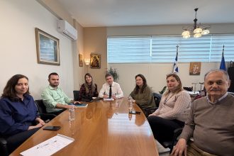 «Αχινός» εμπνευσμένος από τη Δυτική Αχαΐα: Συνάντηση Γρ. Αλεξόπουλου με τη σκηνοθέτη-σεναριογράφο και τους παραγωγούς της ταινίας