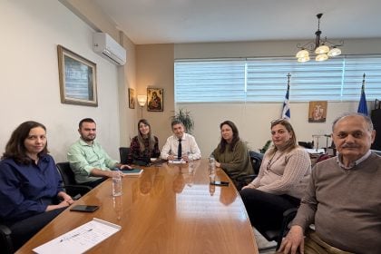 «Αχινός» εμπνευσμένος από τη Δυτική Αχαΐα: Συνάντηση Γρ. Αλεξόπουλου με τη σκηνοθέτη-σεναριογράφο και τους παραγωγούς της ταινίας