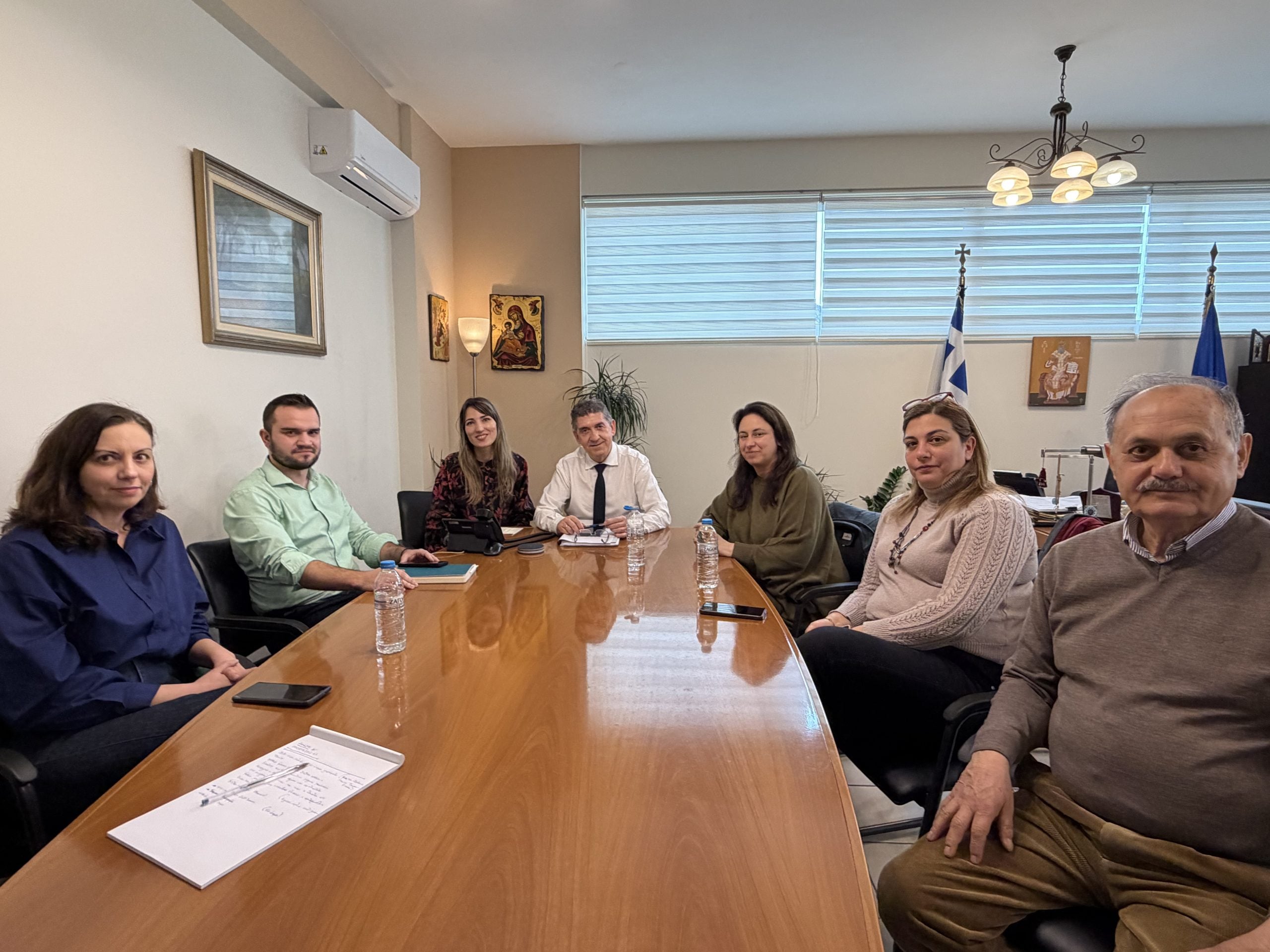 «Αχινός» εμπνευσμένος από τη Δυτική Αχαΐα: Συνάντηση Γρ. Αλεξόπουλου με τη σκηνοθέτη-σεναριογράφο και τους παραγωγούς της ταινίας