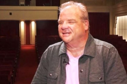 Angelo Tsarouchas: «Ο κόσμος γελάει με τις ιστορίες που ταυτίζεται»