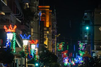 Η Πάτρα λάμπει με καρναβαλικό φως - ΦΩΤΟ