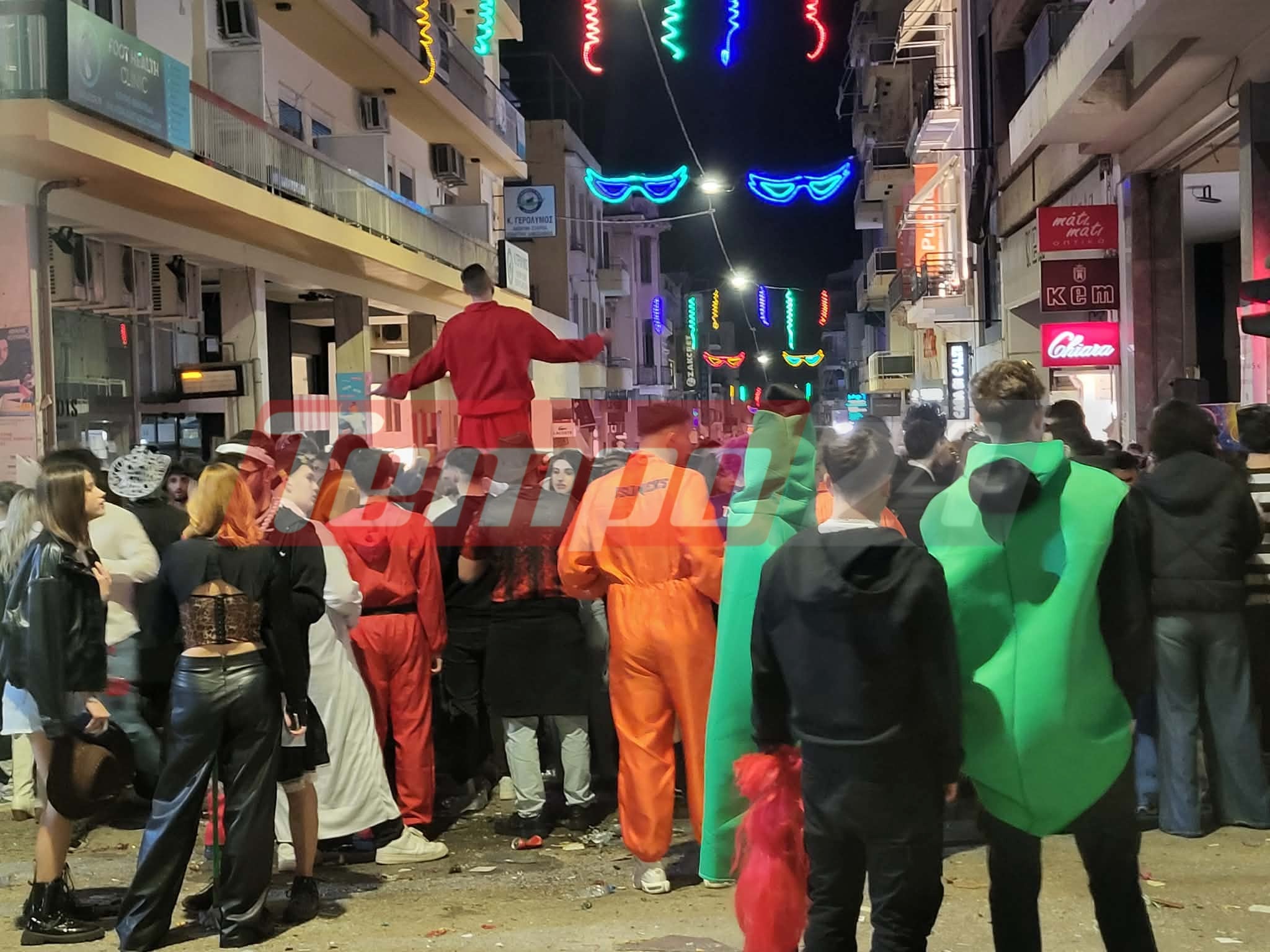 Η καρναβαλική Πάτρα δεν κοιμάται σήμερα - Ώρα 6 το πρωΐ: Γεμάτοι δρόμοι , πλατείες, πεζόδρομοι ΦΩΤΟ