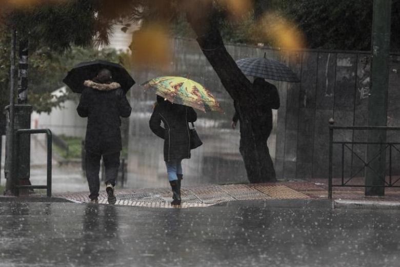 Καιρός: Έρχεται από τα δυτικά δεκαήμερο με βροχές και καταιγίδες