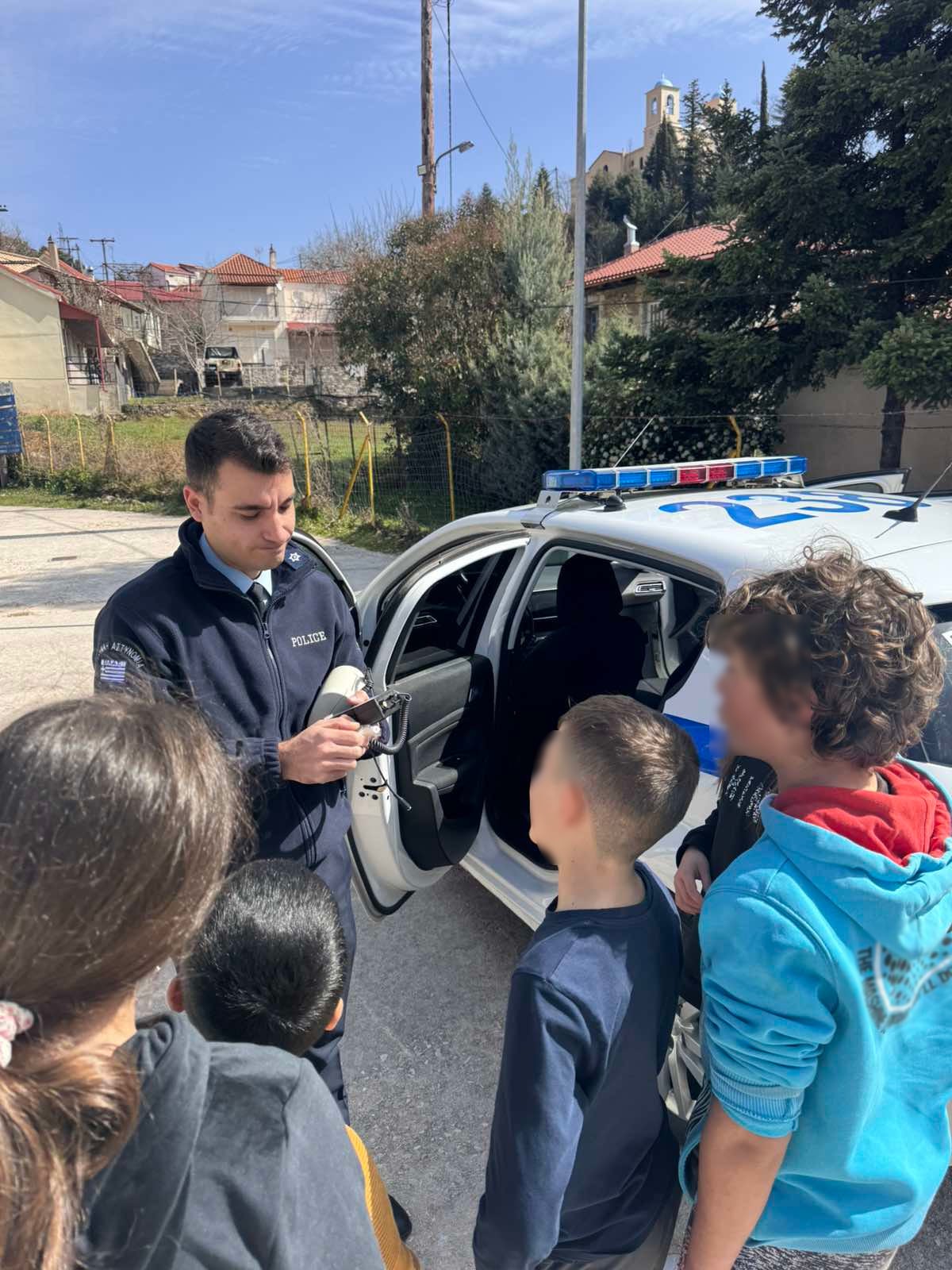 Μαθητές του Δημοτικού Σχολείου Λεοντίου Αχαΐας γνώρισαν το επάγγελμα του αστυνομικού ΦΩΤΟ