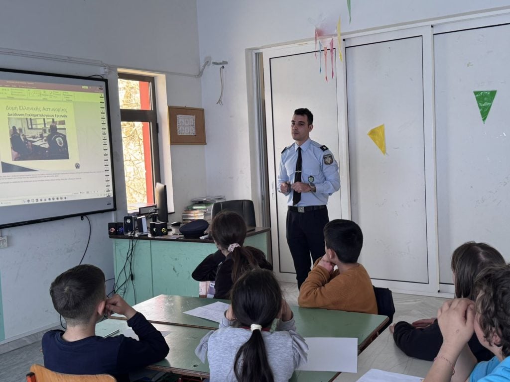 Μαθητές του Δημοτικού Σχολείου Λεοντίου Αχαΐας γνώρισαν το επάγγελμα του αστυνομικού ΦΩΤΟ
