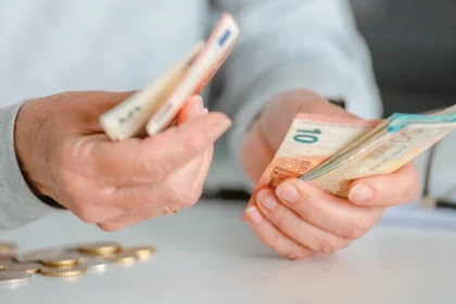 Δώρο Πάσχα 2026: Πότε πληρώνονται οι άνεργοι και πόσα χρήματα θα δουν